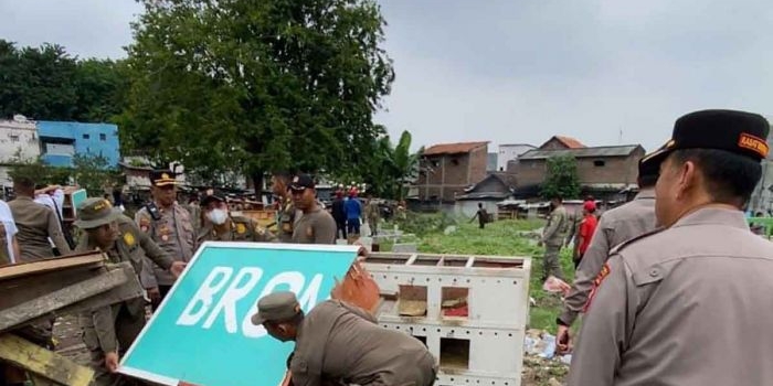 personel-gabungan-tertibkan-dugaan-perjudian-merpati-di-makam-rangkah-surabaya