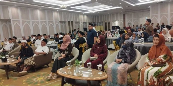 baguss-gelar-santunan-anak-yatim-syukuran-setahun-khofifah-emil