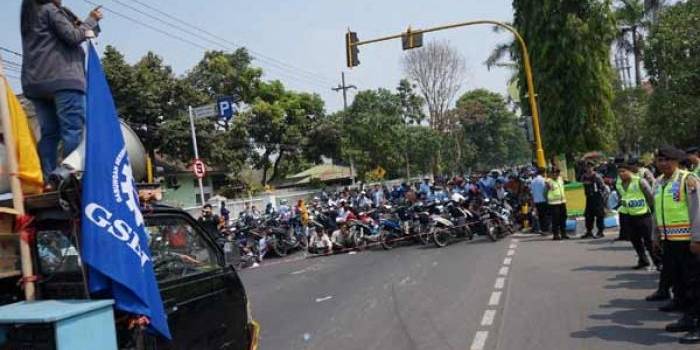 Aksi buruh yang tergabung dalam FPR saat aksi di depan gedung dinsonakertrans. foto: rony suhartomo/BANGSAONLINE