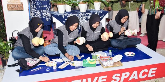 Kegiatan pameran pendidikan di kawasan Gajah Mada.