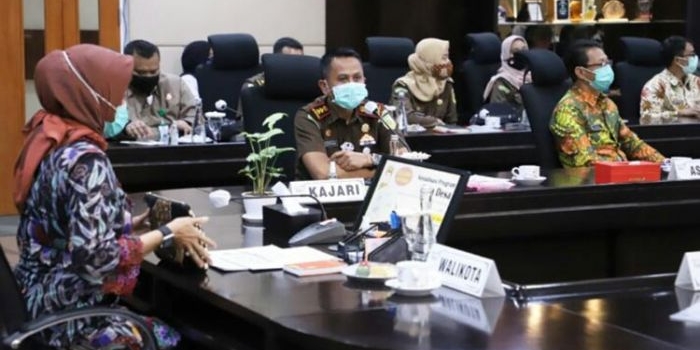 Wali Kota Batu Hj. Dewanti Rumpoko bersama Kajari Kota Batu saat sosialisasi program Jaga Desa belum lama ini di Balai Kota Among Tani Kota Batu.