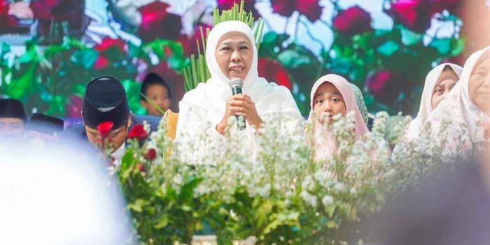 Khofifah saat menghadiri sholawatan bersama santri Pondok Pesantren Darussalam Mekar Agung Madiun.