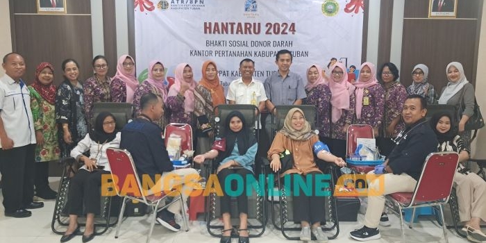 Kegiatan donor darah di Kantor ATR/BPN Tuban dalam rangka peringati Hantaru 2024. Foto: Achmad Choirudin/BANGSAONLINE