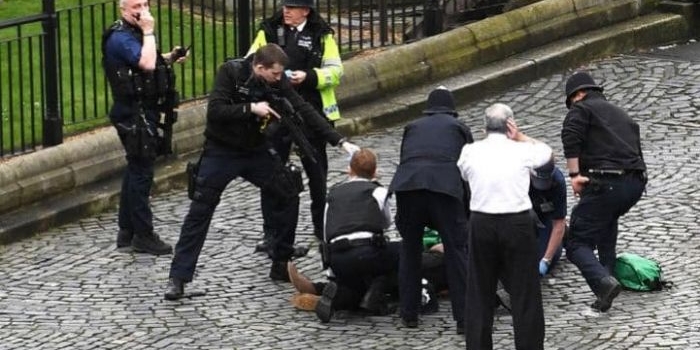 Teroris bersenjatakan pedang, yang berhasil dilumpuhkan polisi. foto: telegraph.co.uk