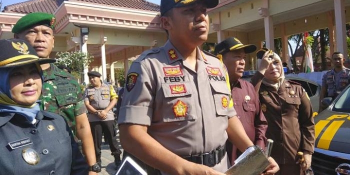 Kapolres Lamongan AKBP Feby Hutagalung didampingi Bupati Fadeli memberikan keterangan pers.