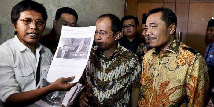 Anggota MKD Sarifudin Sudding (kedua kanan) bertemu sejumlah anggota DPR di antaranya Adian Napitupulu, Akbar Faizal, dan Amir Uskara yang akan menyerahkan berkas laporan dugaan pelanggaran etik pimpinan DPR.