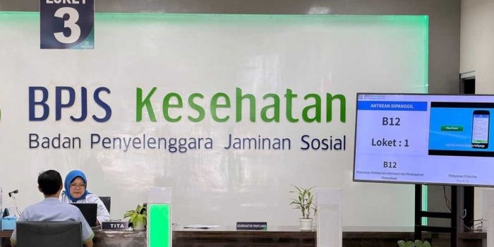 Petugas BPJS Kesehatan di Gresik ketika memberi pelayanan. 
