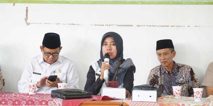 Kepala Kemenag Tuban, Hj. Umi Kulsum saat bimtek pensertifikatan tanah wakaf.