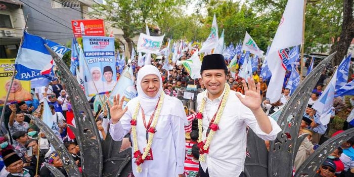 Khofifah Indar Parawansa bersama Emil Elestianto Dardak saat mendaftar sebagai calon gubernur dan wakil gubernur di KPU Jatim.