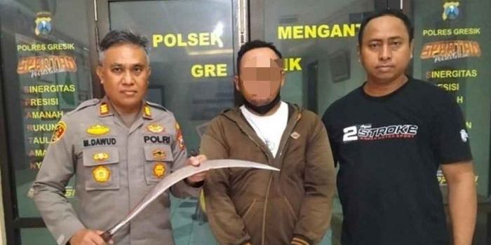 pelaku-bacok-tetangga-di-gresik-yang-istrinya-disebut-tukang-gosip-akhirnya-menyerahkan-diri