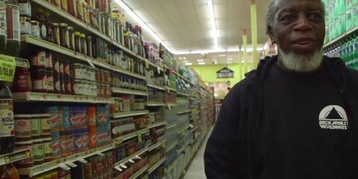Otis Johnson (69) takjub dengan perkembangan zaman. Dia bingung di antara rak-rak di supermarket.  foto:repro mirror.co.uk