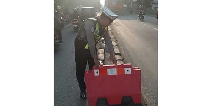 cegah-laka-tunggal-di-malam-hari-unit-lantas-polsek-balongbendo-pasang-traffic-di-lokasi-rawan