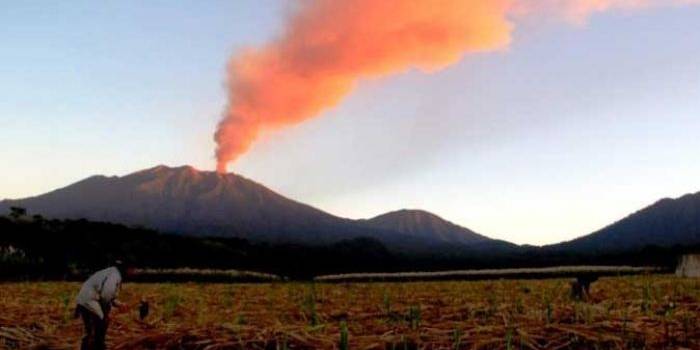 Gunug Raung saat meletus. foto: detik
