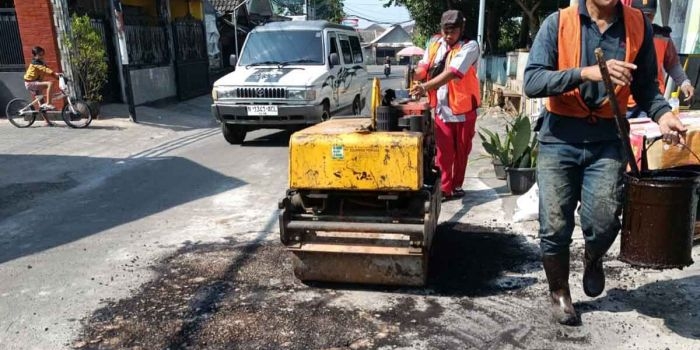 Pemeliharaan jalan yang dilakukan DPUBM Kabupaten Malang.