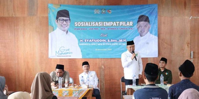 Anggota Komisi V DPR RI dari Fraksi PKB, Syafiuddin, saat menggelar sosialisasi 4 pilar di Pondok Pesantren Manbaul Hikam, Bangkalan.