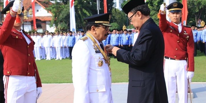 Menteri Dalam Negeri Tjahjo Kumolo menganugerahkan Astha Brata Utama Pamong Praja kepada Gubernur Jatim H Soekarwo di Gedung Negara Grahadi Surabaya, Rabu (9/5).