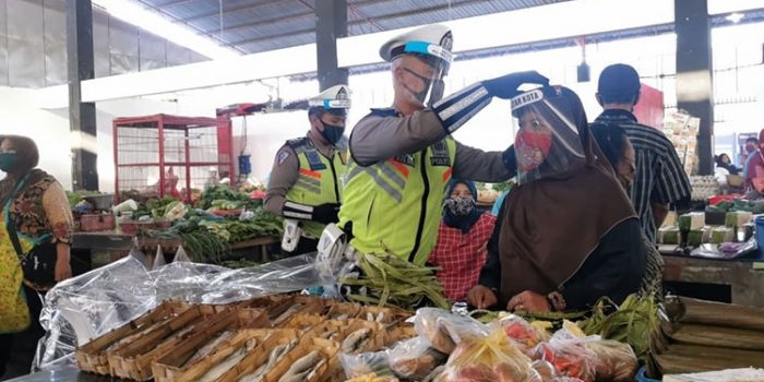 Alat pelindung diri yang dibagikan oleh jajaran kepolisian sebelum Pasar Pon siap untuk menjadi Pasar Tangguh Covid-19 .