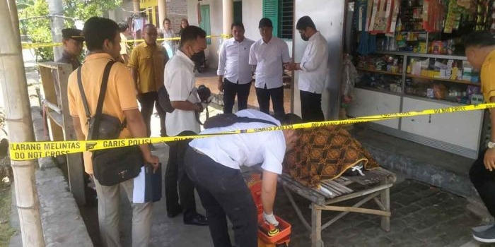 Petugas saat memeriksa tubuh penjual garam yang tewas mendadak. Foto: Ist