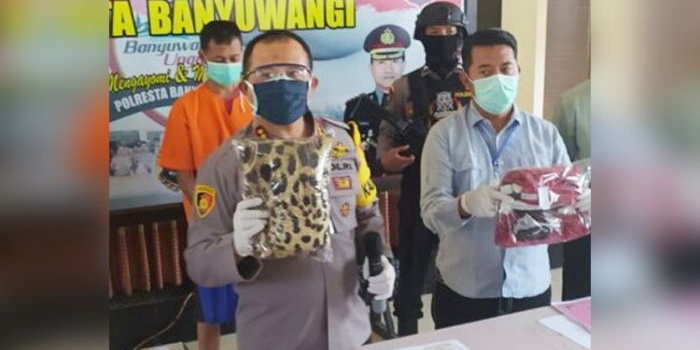Kapolresta Banyuwangi Kombes Pol Arman Asmara Syarifudin menunjukkan barang bukti berupa pakaian korban.