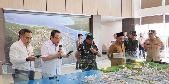 bersama-bupati-gresik-danrem-bhaskara-jaya-tinjau-hilirisasi-industri-jiipe