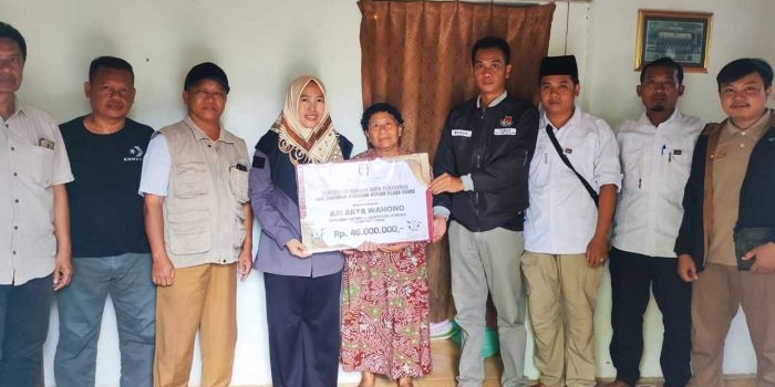 Komisioner KPU Kabupaten Tuban, Zakiyatul Munawaroh menyerahkan santunan kepada keluarga almarhum Anggota KPPS yang meninggal dunia diduga akibat serangan jantung.