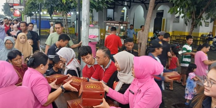 polsek-gedangan-bagi-400-nasi-kotak-untuk-takjil-gratis-warga-dan-pengendara