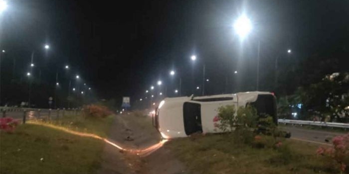 Kendaraan Bea Cukai Kediri yang terlibat kecelakaan di Tol Jombang.