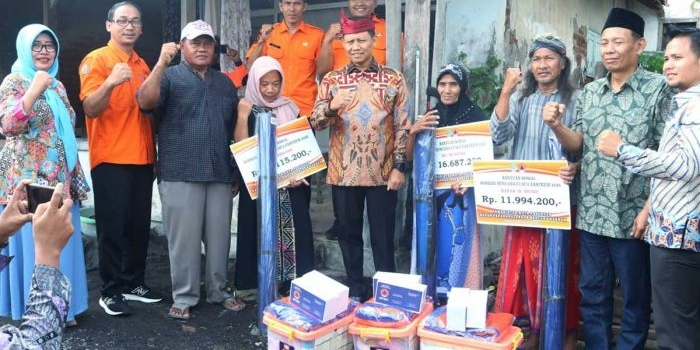 wakil-wali-kota-pasuruan-serahkan-bantuan-untuk-korban-bencana-cuaca-ekstrem-di-ngemplakrejo