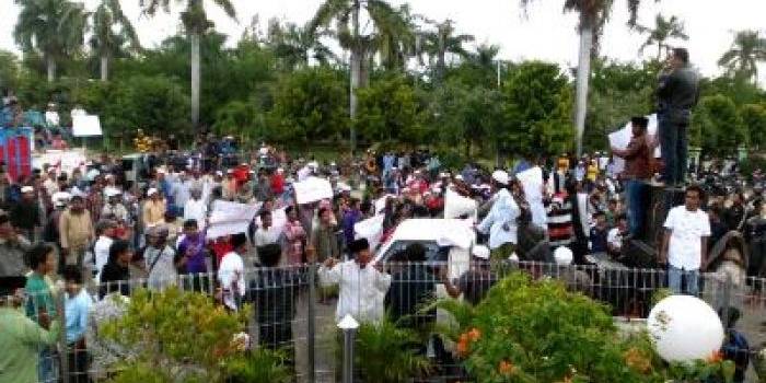 Massa Caleg PBB berdemo di kantor KPU Pamekasan. foto: rizal/Bangsa Online