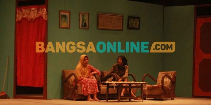 Teater Fataria yang menampilkan drama di Aula Kampus IAIN Madura. Foto: DIMAS MAULANA SUGIANTO/BANGSAONLINE