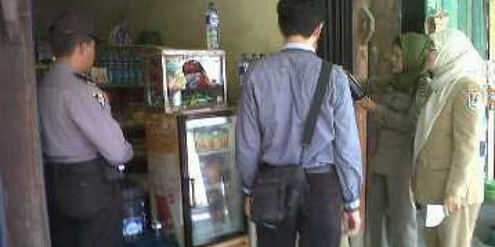 Sejumlah petugas saat merazia sejumlah minimarket dan toko yang berada di Kecamatan Rengel. (Suwandi/BANGSAONLINE)