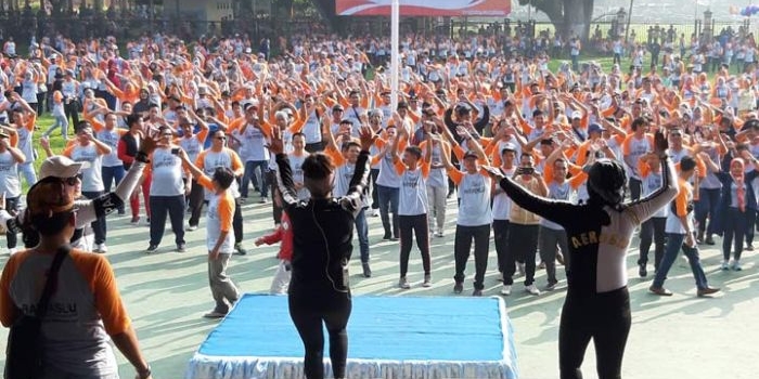 Peserta Apel Akbar Pengawas TPS, PPD, Panwascam, dan Forpimda mengikuti senam bersama di Alun-Alun Bangkalan, Ahad (14/04). foto: FAUZI/ BANGSAONLINE