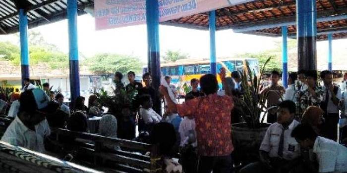 Siswa SMA di Pamekasan membaca puisi di Terminal Ceguk. foto: pmk-1/Bangsa Online