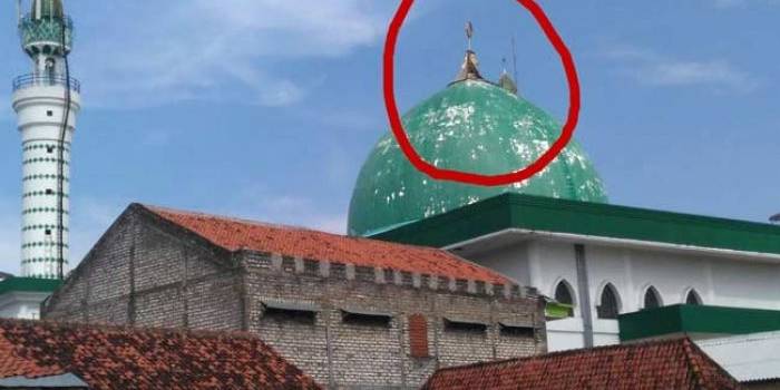 Tampak dalam lingkaran merah kubah Masjid Jamik Asy-Suhada Kabupaten Pamekasan Madura miring dan rusak. foto: erry sugianto