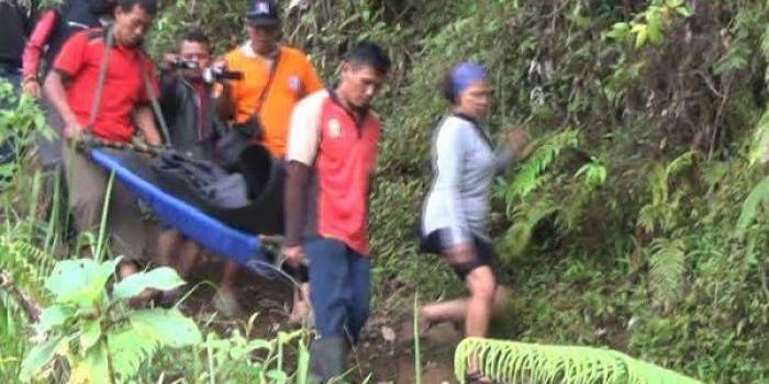 DITANDU: Satu pendaki Gunung Wilis terpaksa ditandu karena sakit. foto: detik.com