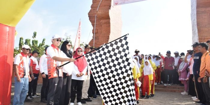 berangkatkan-peserta-jalan-sehat-wabup-lamongan-ajak-rayakan-kemerdekaan-teruskan-pembangunan