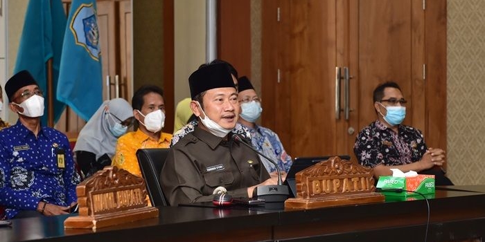 Bupati Yuhronur Efendi secara virtual memberikan sambutan di Command Center Pemkab Lamongan.