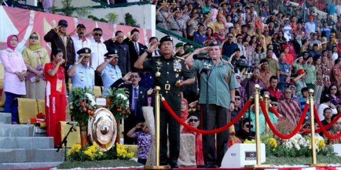  Panglima TNI Jenderal TNI Dr. Moeldoko didampingi Colonel Rinnete Hulme selaku OCR (Official CISM Representative) membuka Kejuaraan Dunia Terjun Payung Militer ke-38 tahun 2014, di Stadion Manahan, Solo, Jumat (19/9/2014). foto Puspen TNI untuk BangsaOnline