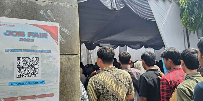 antusiasme-pencari-kerja-membludak-di-job-fair-2025-kabupaten-blitar