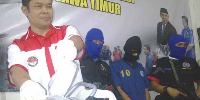 Kabid Pemberantasan dan Penindakan BNNP Jawa Timur, AKBP Bagijo Hadi Kurnijanto saat menunjukkan barang bukti, dan tersangka (baju biru). foto: rusmiyanto/BANGSAONLINE