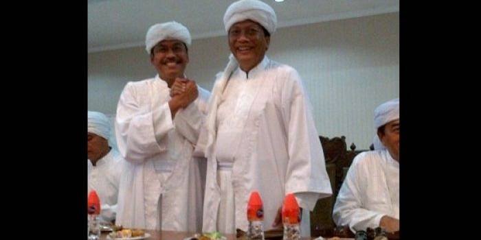 Bupati-Wabup Gresik, Sambari-Qosim berpakain ala waliyullah menunjukkan tetap kompak di Pilkada 2015. foto: Syuhud/BangsaOnline.com