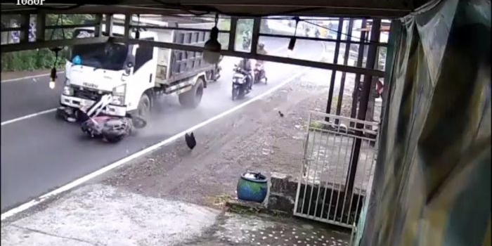 laka-beruntun-di-lebo-sidoarjo-libatkan-truk-dan-motor-satu-pengendara-tewas
