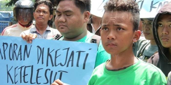 Massa yang terkesan masih muda-muda mendemo Kejati. Foto:nur faishal/BANGSAONLINE