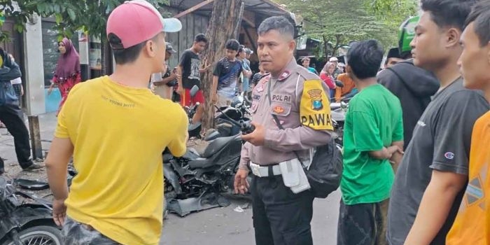 Petugas saat olah TKP kecelakaan ambulans di Surabaya.