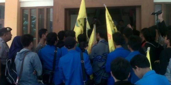 SWEEPING-Aktifis PMII Bojonegoro melakukan sweeping untuk mencari anggota dewan guna menyampaikan aspirasinya, di gedung DPRD Bojonegoro, Kamis (8/5/2014). foto : eky nur hady