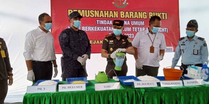 Kajari bersama jajaran forkompimda memusnahkan BB bersama-sama