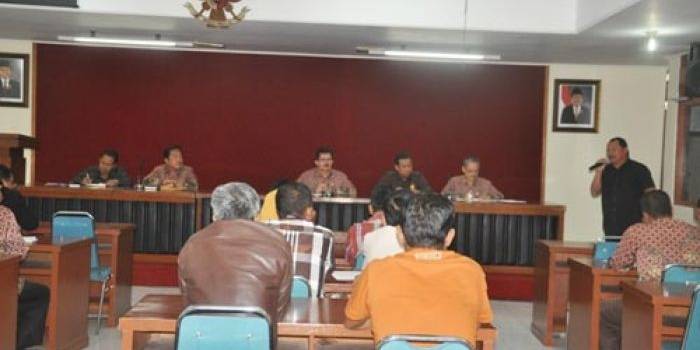 S. Bintoro meminta pada Pemkab dan Polres Magetan agar memberikan toleransi pada pengusaha yang sudah dalam  proses mengurus ijin penambangan. (foto: nanang ari/BANGSAONLINE)