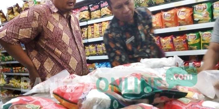 Petugas saat melakukan sidak mamin di sejumlah minimarket di Jombang, Senin (19/6/2017).
foto: ROMZA/ BANGSAONLINE