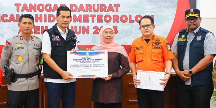 gubernur-khofifah-serahkan-bantuan-kemanusiaan-senilai-rp-389-m-untuk-korban-bencana-aceh