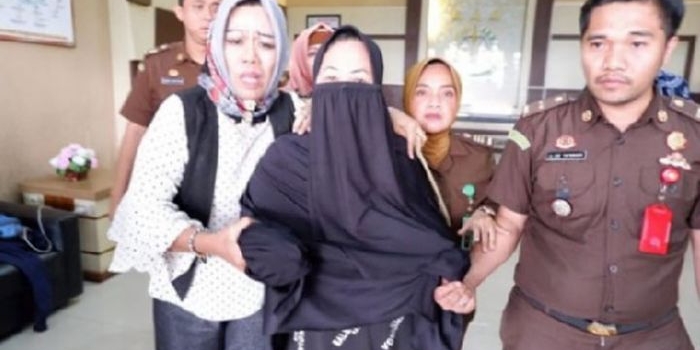 Lilik, mantan Kabid Olahraga Dispora Kabupaten Pasuruan, saat digelandang penyidik Kejari ke tahanan.